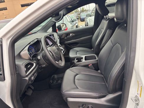 Used 2025 Chrysler Pacifica Select image 29