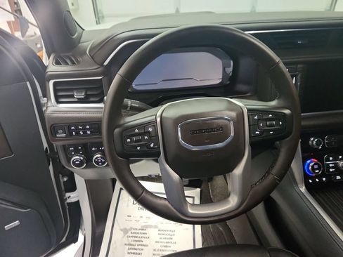 Used 2024 GMC Yukon Denali AWD/4WD image 18