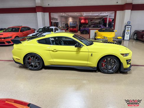 Used 2021 Ford Mustang Shelby GT500 w/ Carbon Fiber Track Pack RWD image 6