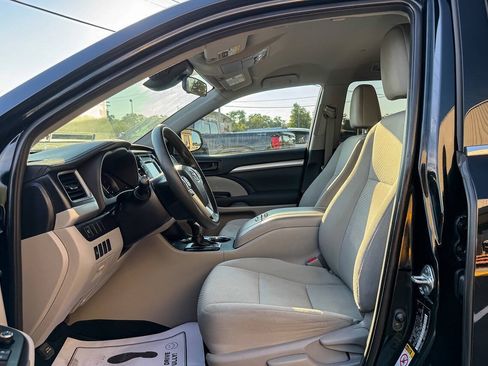 Used 2019 Toyota Highlander LE w/ Carpet Mat Package (TMS) AWD/4WD image 21