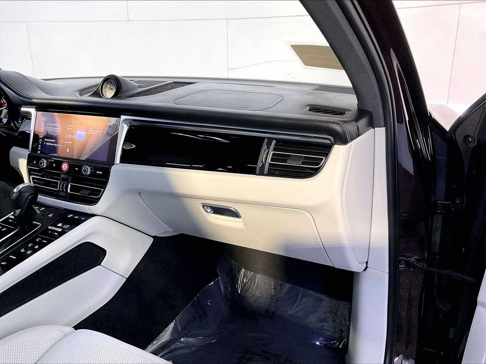 Certified 2024 Porsche Macan AWD/4WD image 22