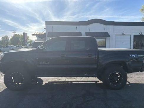 Used 2015 Toyota Tacoma 4x4 Double Cab w/ TRD Sport Package image 2