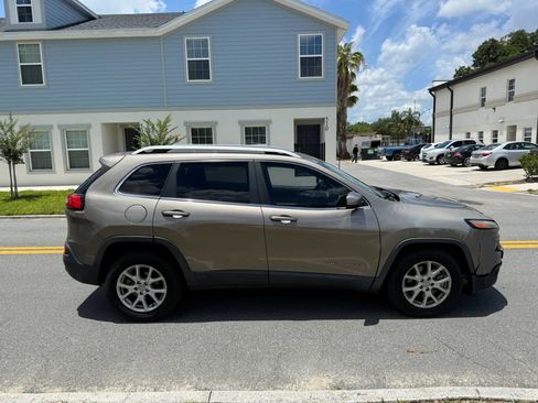 Used 2016 Jeep Cherokee Latitude FWD image 4