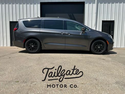 Used 2022 Chrysler Pacifica Touring-L FWD image 1