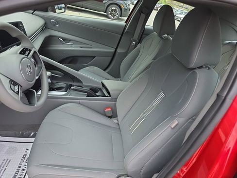 Used 2023 Hyundai Elantra SEL w/ Preferred Accessory Package FWD image 9