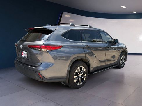 Used 2020 Toyota Highlander XLE AWD/4WD image 5