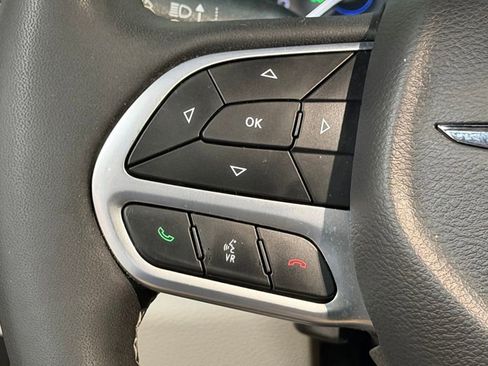 Used 2022 Chrysler Pacifica Touring-L w/ Uconnect Theater Family Group image 39