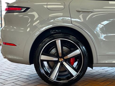 Used 2024 Porsche Cayenne Turbo AWD/4WD image 12