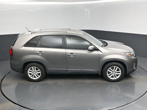 Used 2015 Kia Sorento LX image 40