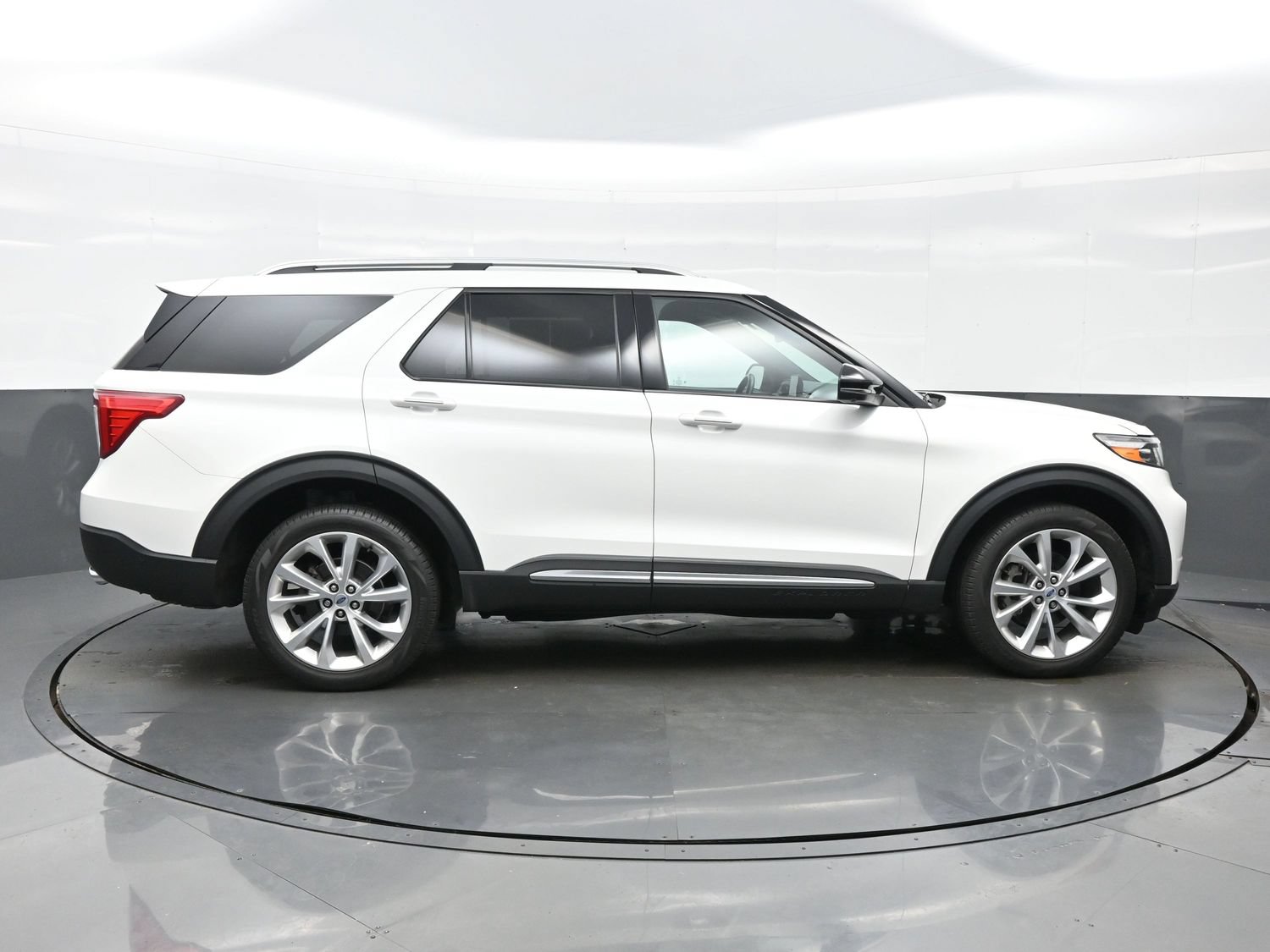Used 2023 Ford Explorer Platinum w/ Technology Package AWD/4WD image 7