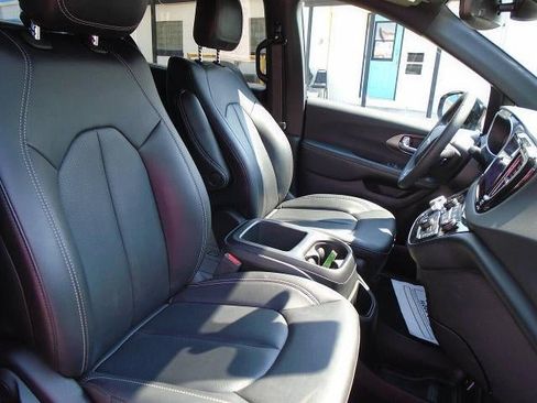 Used 2025 Chrysler Pacifica Select FWD image 23