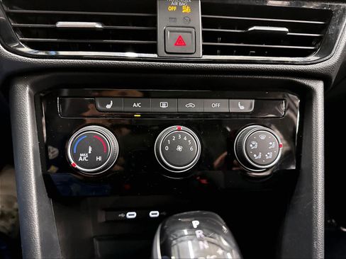 Used 2023 Volkswagen Taos SE w/ Panoramic Sunroof Package AWD/4WD image 18