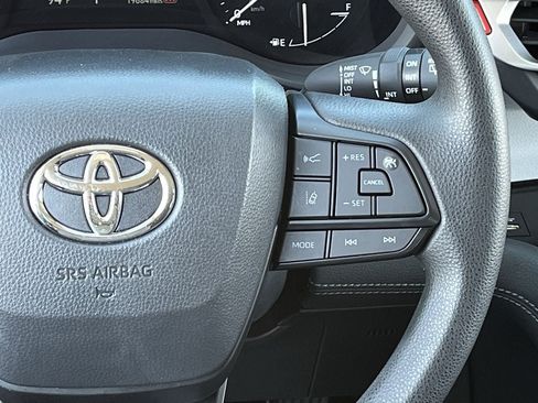 Used 2025 Toyota Sienna LE FWD image 14