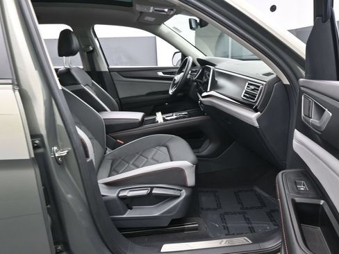 Used 2024 Volkswagen Atlas Peak Edition SE AWD/4WD image 44