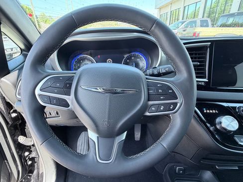 Used 2025 Chrysler Pacifica Select image 14