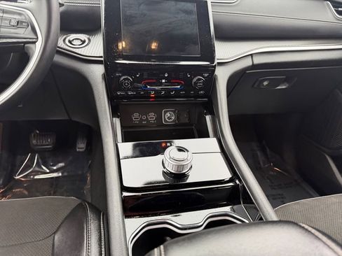 Used 2023 Jeep Grand Cherokee L Laredo image 11