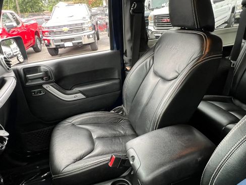 Used 2013 Jeep Wrangler Rubicon w/ Dual Top Group AWD/4WD image 18