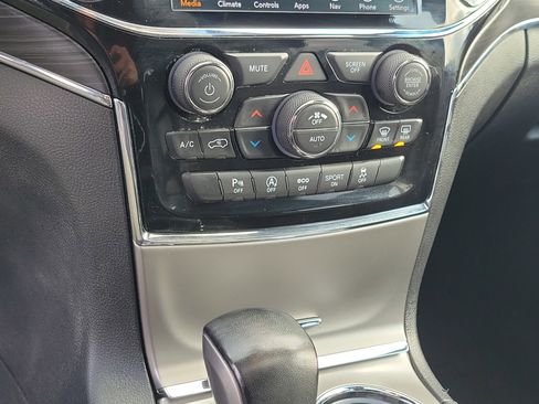 Used 2020 Jeep Grand Cherokee Limited image 27