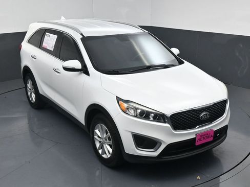 Used 2017 Kia Sorento LX w/ LX Convenience Package image 14