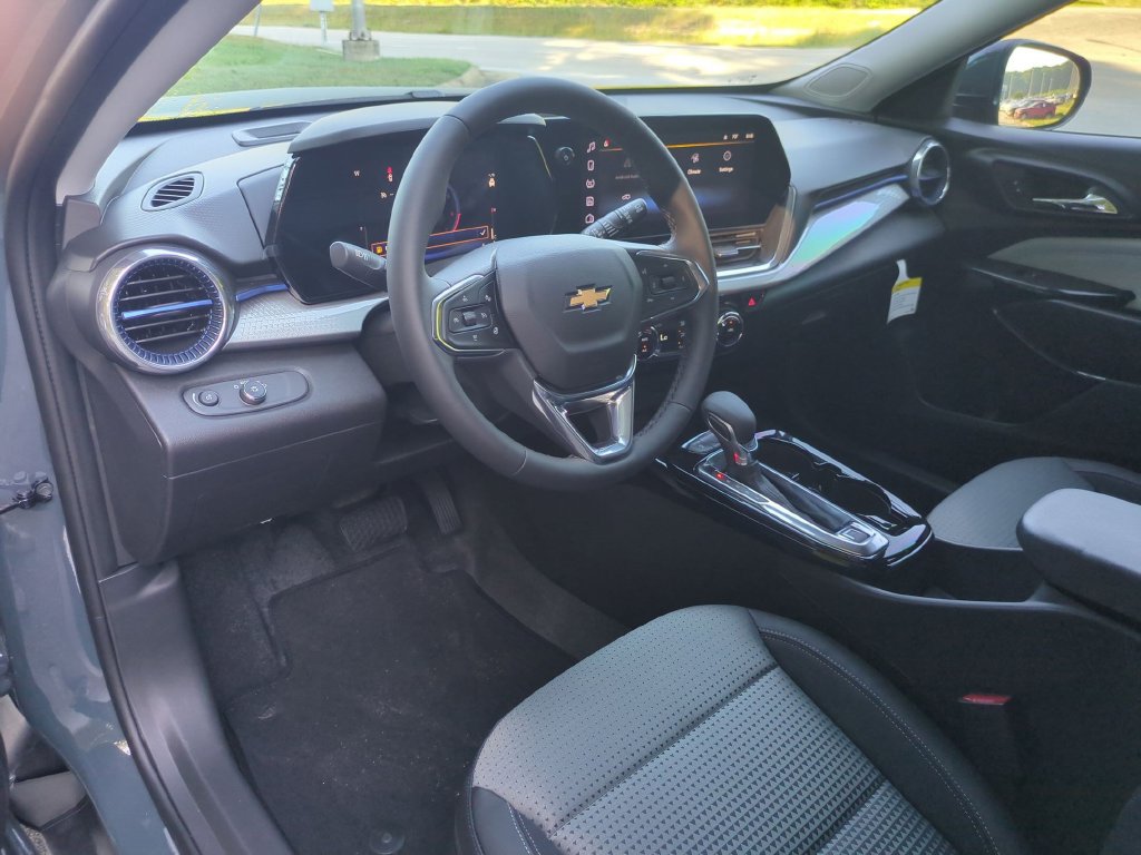 New 2026 Chevrolet Trax LT w/ LT Convenience Package FWD image 17