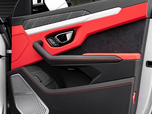 Used 2020 Lamborghini Urus image 45