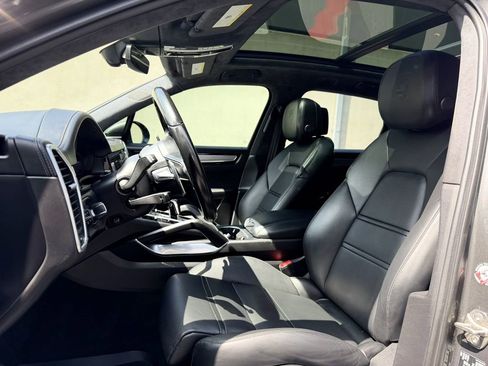 Used 2021 Porsche Cayenne Turbo AWD/4WD image 25