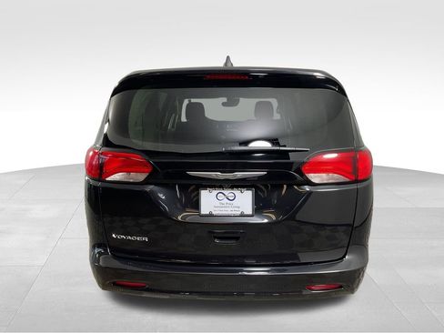 Used 2023 Chrysler Voyager LX image 8