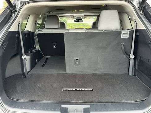 Used 2022 Toyota Highlander XLE image 27
