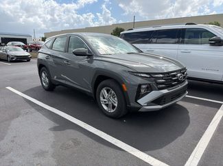 Used 2025 Hyundai Tucson SE video 1