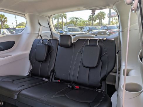 Used 2024 Chrysler Pacifica Touring-L FWD image 15