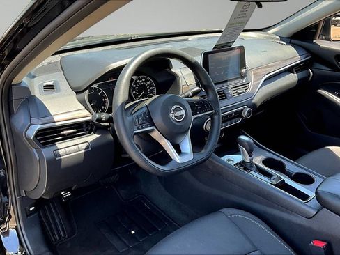 Used 2025 Nissan Altima 2.5 SV FWD image 18