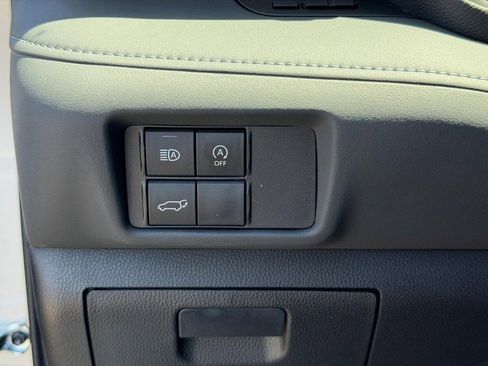 Used 2024 Toyota Highlander LE FWD image 17