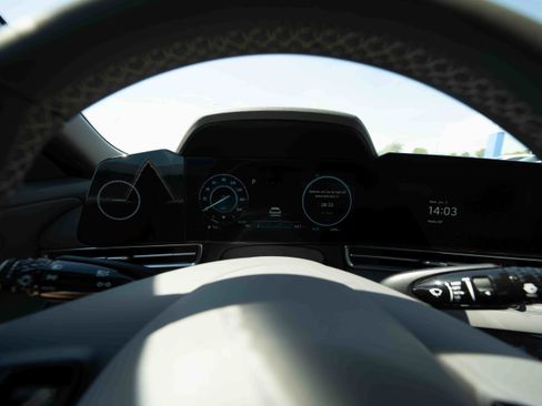 Used 2025 Hyundai Elantra SEL FWD image 15