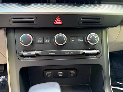 Used 2024 Kia Carnival LX image 28