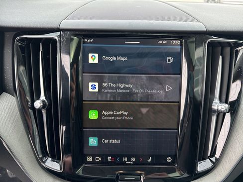 Used 2025 Volvo XC60 B5 Plus image 21