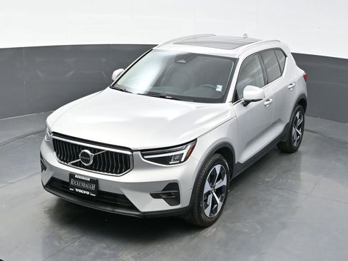 Used 2025 Volvo XC40 B5 Plus image 33