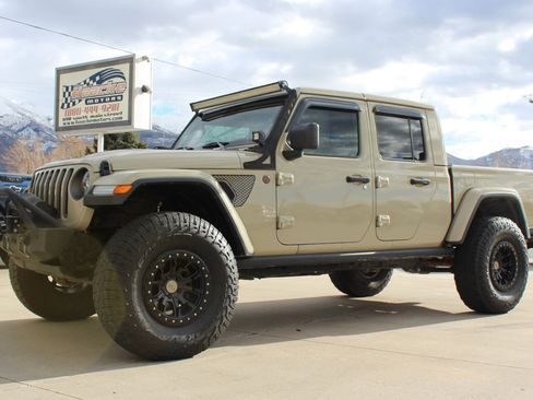 Used 2020 Jeep Gladiator Rubicon image 3