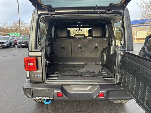 Used 2023 Jeep Wrangler Sahara w/ Cold Weather Group image 10