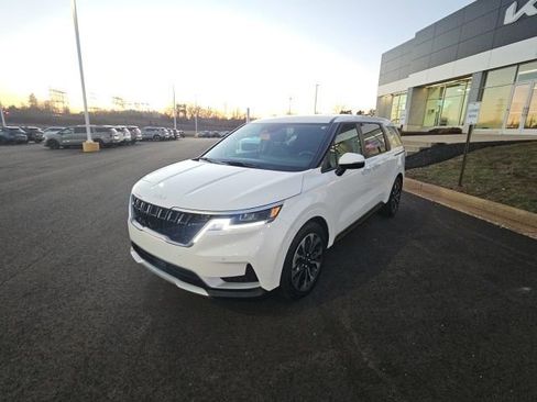 Used 2023 Kia Carnival EX image 4