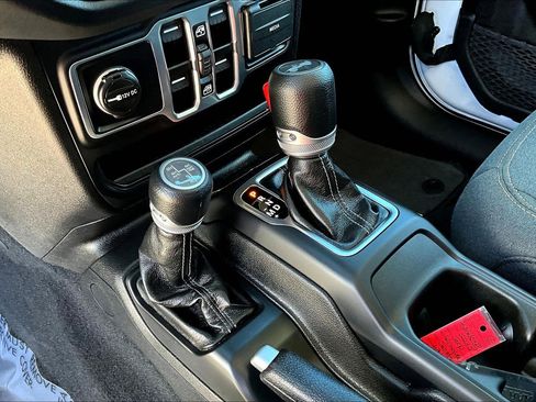 Used 2025 Jeep Wrangler Unlimited Sahara AWD/4WD image 17