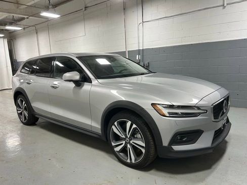 Used 2025 Volvo V60 B5 Cross Country Plus image 4
