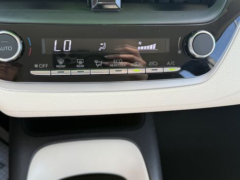 Certified 2025 Toyota Corolla LE FWD image 9