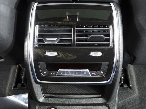 Used 2025 BMW X7 M60i image 25