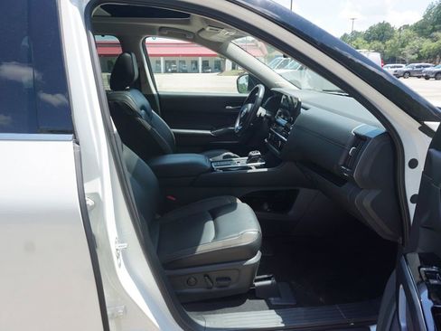 Used 2023 Nissan Pathfinder SL w/ SL Premium Package FWD image 18