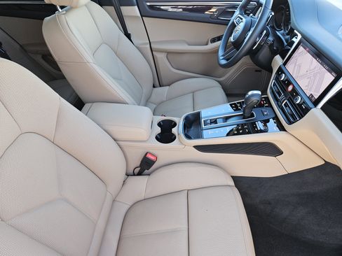 Certified 2025 Porsche Macan image 15