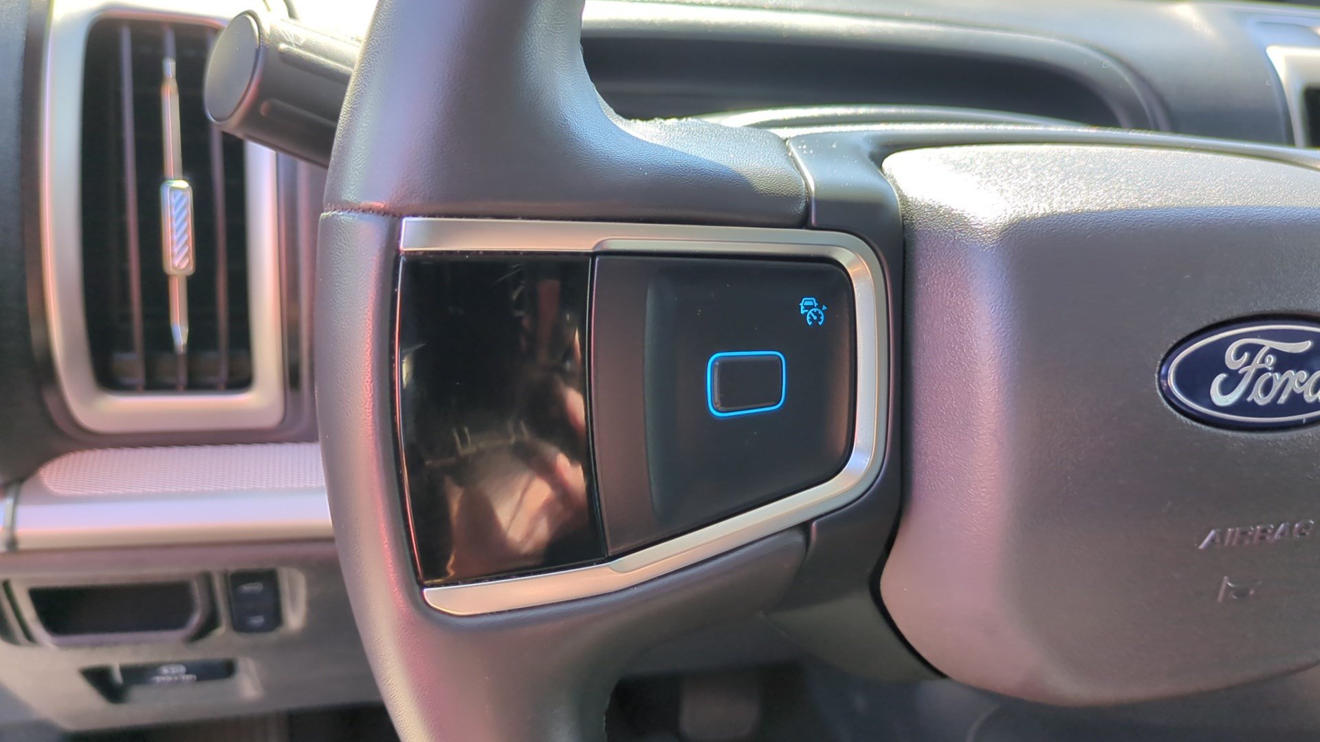 Used 2025 Ford Expedition Active RWD image 19