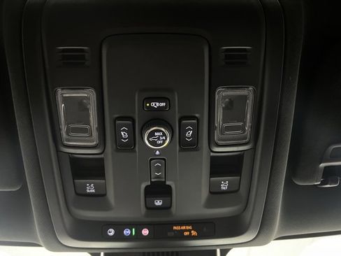 Used 2025 Chevrolet Suburban High Country image 35