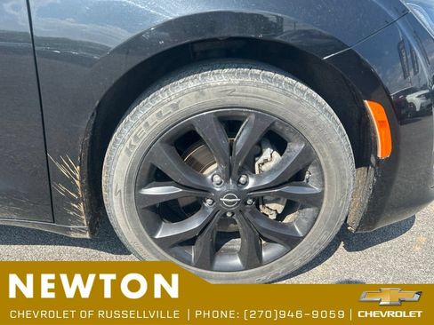 Used 2019 Chrysler Pacifica Touring Plus w/ S Appearance Package FWD image 10