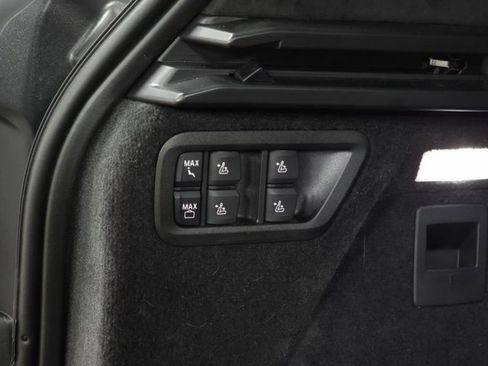 Used 2025 BMW X7 M60i image 10