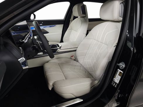 Used 2025 BMW 760i xDrive w/ Premium Package image 18